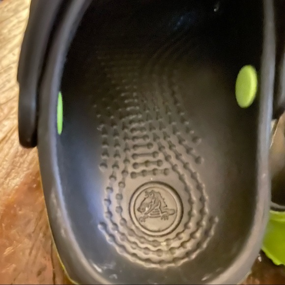 Kids Classic Clogs by CROCS. Black/Green. Kids 1-6 years old; Size C7 - Picture 6 of 6